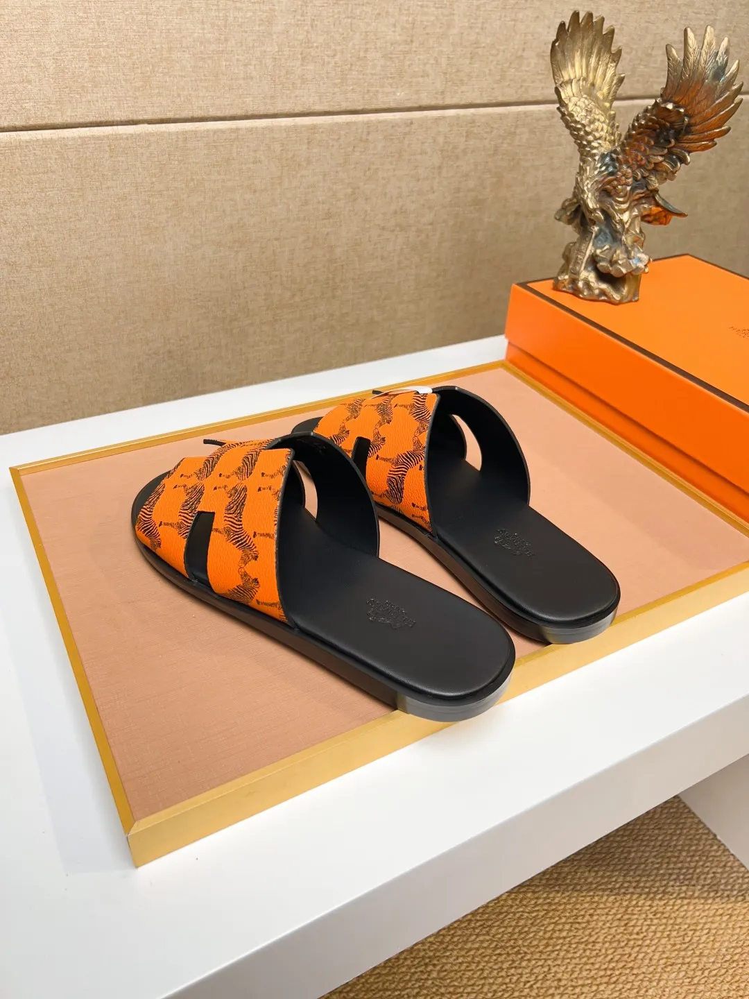 Men's clothing and shoes 💰280 💅💅💅 new arrival. Hermes Hermes official website latest counter synchronized new oran color leather H slippers, the original Paris version flew back to the original model and opened the mold to make it perfectly🍌The highest quality Sincerity, you can enter and leave the counter at will [Deyi] The upper is made of original customized  colored palm prints, crocodile print, ostrich print, colored cow leather, colored cow suede, 🤔 horse hair, 🥳 colored diamonds, 🥰 3D printing, and other genuine leather slippers, imported cow pattern foot pad lining, Italian  latest original genuine leather combination outsole Code number: 38-48 (customized at 46.47.48) Can be made into picture combination sole with genuine leather pattern and ordinary molded outsole